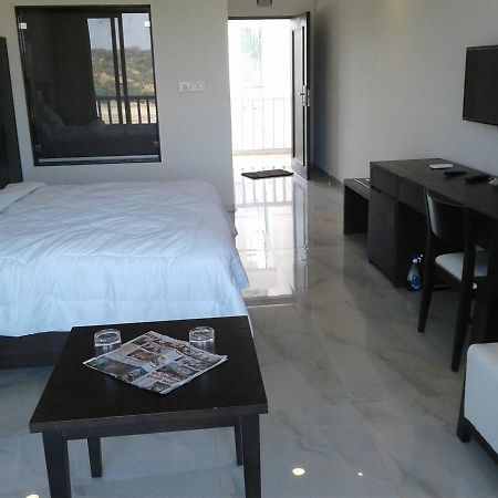 The Meera Hotel Derol Buitenkant foto