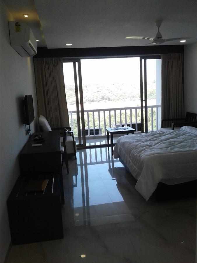 The Meera Hotel Derol Buitenkant foto
