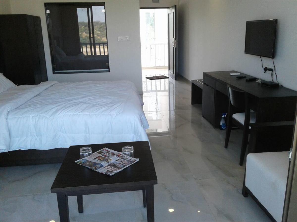 The Meera Hotel Derol Buitenkant foto