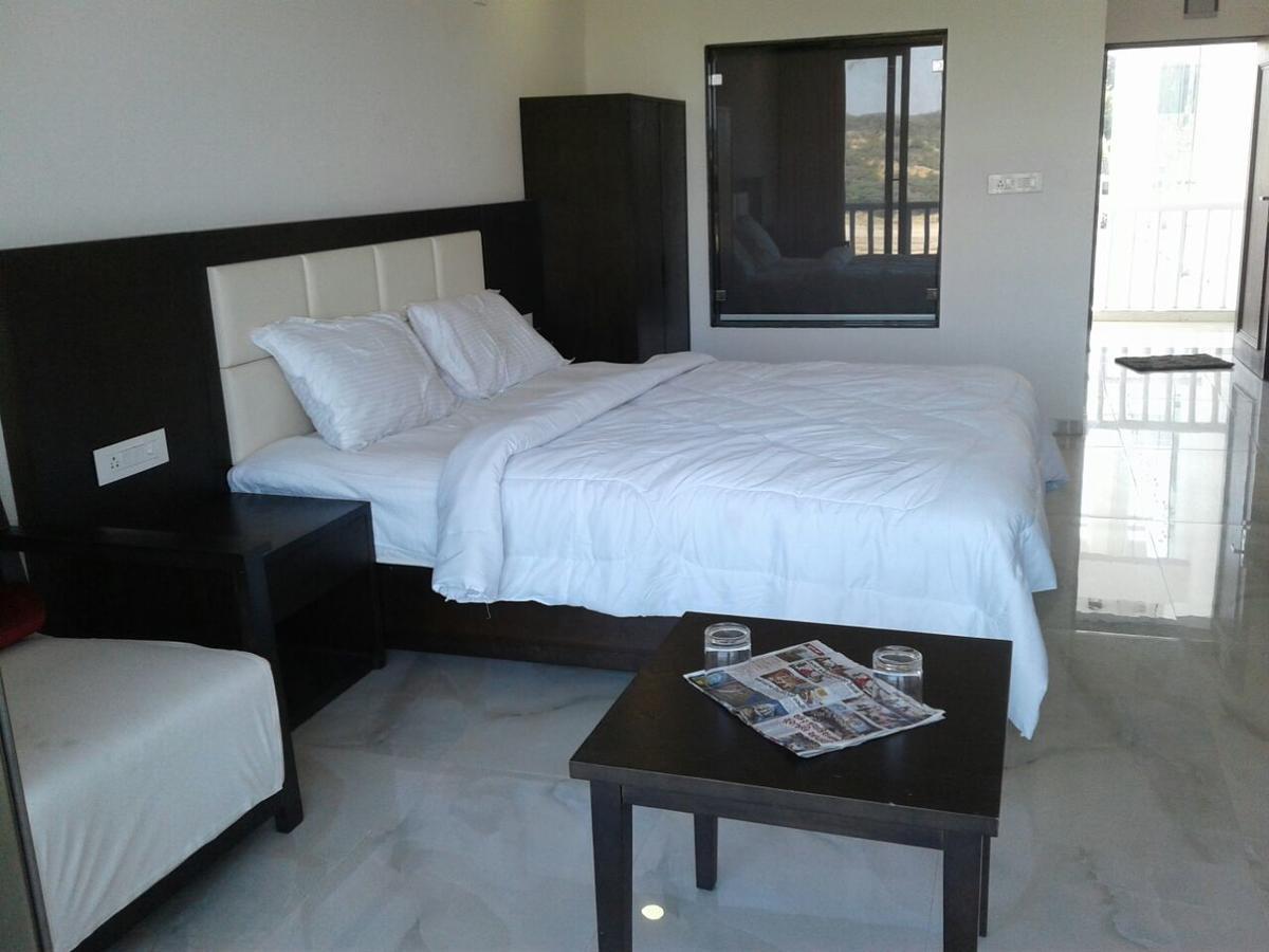 The Meera Hotel Derol Buitenkant foto