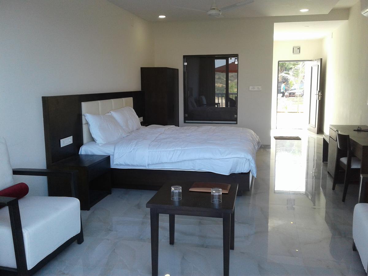 The Meera Hotel Derol Buitenkant foto