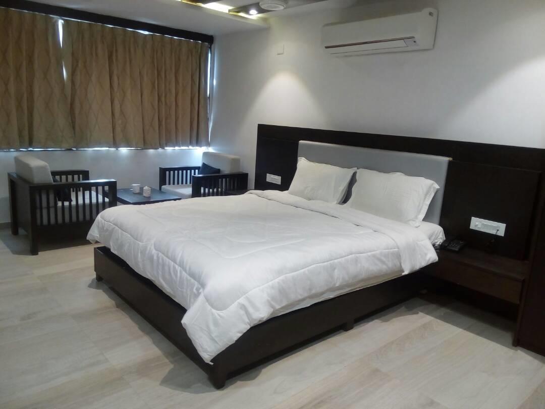 The Meera Hotel Derol Buitenkant foto